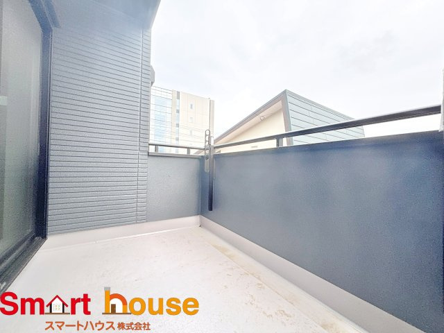 【バルコニー】 | 厚木市下荻野　1棟！ | 開放的なバルコニーは見晴らしもよく、太陽の温かな温もりをめいっぱい受け止めてくれます。太陽の光と爽やかな風を受けたお洗濯物はあっという間に乾き、取りこむ時には太陽の匂いを感じられそうですね。