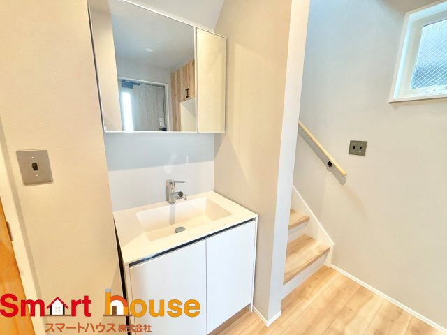 【独立洗面台】 | 厚木市下荻野　1棟！ | シャワー付水栓で洗面台でのシャンプーや毎日の掃除に大変便利ですね♪洗面所にはもちろん窓がついているので、換気が出来て、外の新鮮な空気が取り込めて気持ちいいです♪