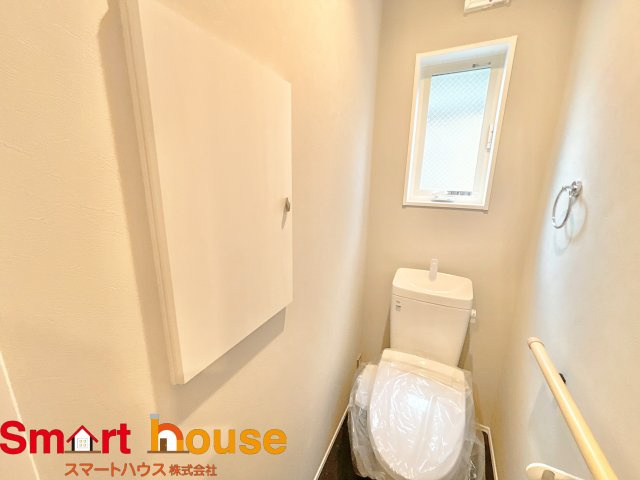 【トイレ】 | 厚木市下荻野　1棟！ | 節水型でエコなトイレには、今では当たり前のウォシュレット付き。便座を温める機能もついていて、居心地良くてトイレから出られなくなるかも！換気用に換気扇はもちろん、窓も着いているので常に快適ですね♪