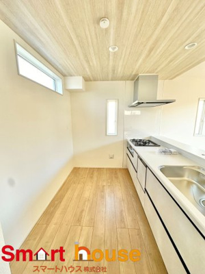 【キッチン】 | 相模原市中央区緑が丘　新築1棟 | 幅広いキッチンに冷蔵庫、カップボードなどを設置しても楽々と料理できます！
スペースにゆとりがあると気持ちもいいですね♪