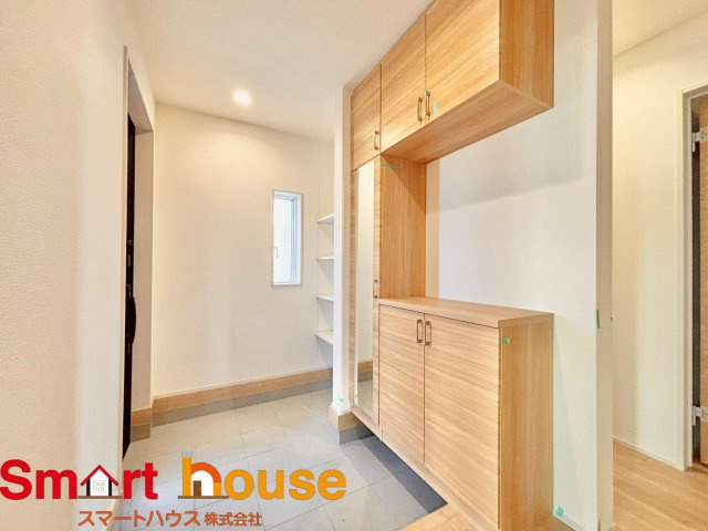 【玄関】 | 相模原市中央区緑が丘　新築1棟 | 大型のシューズボックスがあるだけで靴を収集している方も大家族でも安心！
置きっぱなしの靴を収納できるので玄関がスッキリ！