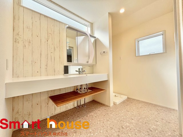 【独立洗面台】 | 相模原市中央区緑が丘　新築1棟 | ゆとりの洗面スペースで朝の身支度も快適スムーズに。３面鏡で髪のセットやお化粧もストレスなくこなせ、朝から気分良く通勤通学に向かえそうですね！鏡の裏にはたっぷりと収納スペースを標準装備！