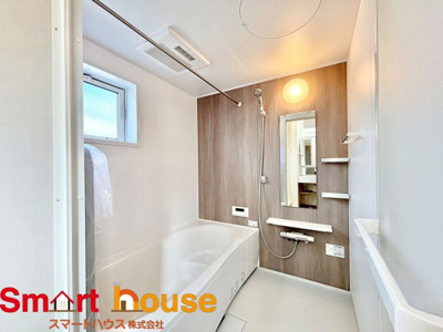 【浴室】 | 相模原市中央区緑が丘　新築1棟 | 一日の疲れを癒してくれる場所なので、快適に過ごして頂く為にゆったりサイズのバスタブを用意しました。是非半身浴をお楽しみ下さい。空気が籠らない様に小窓も設置しております。