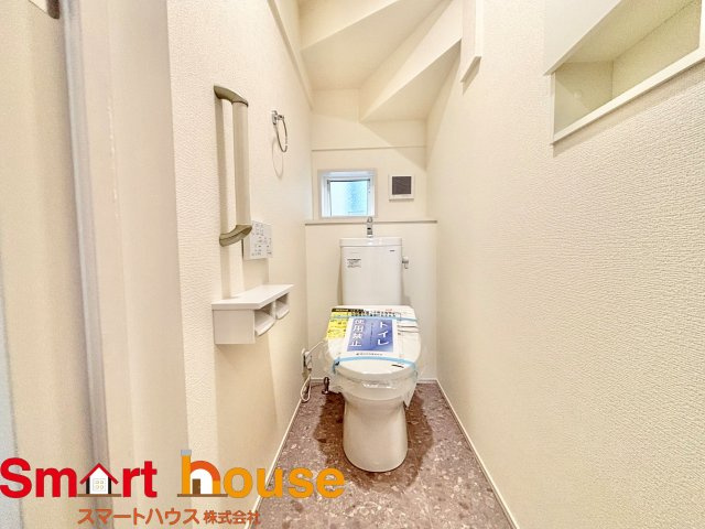 【トイレ】 | 相模原市中央区緑が丘　新築1棟 | 節水型でエコなトイレには、今では当たり前のウォシュレット付き。便座を温める機能もついていて、居心地良くてトイレから出られなくなるかも！換気用に換気扇はもちろん、窓も着いているので常に快適ですね♪