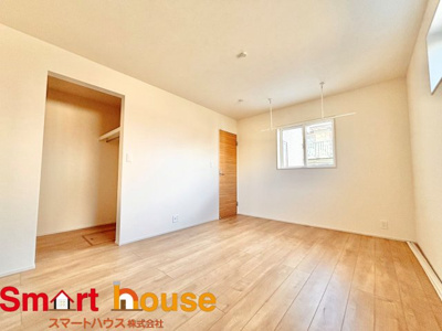 【洋室】 | 相模原市中央区緑が丘　新築1棟 | 大きな窓からたっぷりと陽光が注がれる明るい空間。家族の成長に対応できる永住仕様の間取り。一日の疲れをいやしてくれる主寝室。時を忘れて過ごす場所として過ごせるお部屋。