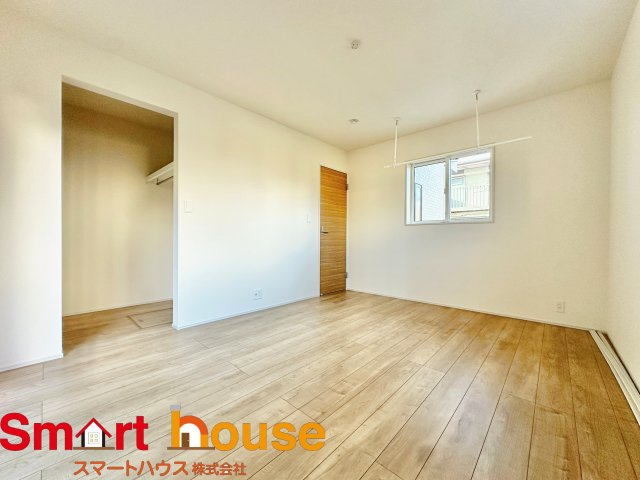 【洋室】 | 相模原市中央区緑が丘　新築1棟 | 木目のフローリングが暖かみのある室内に。明るい寝室で心地のいい朝を迎えられそう。