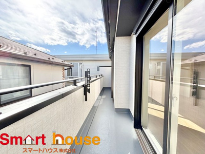 【バルコニー】 | 相模原市中央区緑が丘　新築1棟 | 陽当りの良いバルコニーは、物干しセットを追加すれば、一度にたくさんのお洗濯物が干せるのが魅力！バルコニーは洗濯物を干すだけの場所じゃなく、家族のゆとりのある時間を演出するプライベート空間。