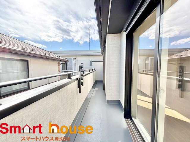 【バルコニー】 | 相模原市中央区緑が丘　新築1棟 | 陽当りの良いバルコニーは、物干しセットを追加すれば、一度にたくさんのお洗濯物が干せるのが魅力！バルコニーは洗濯物を干すだけの場所じゃなく、家族のゆとりのある時間を演出するプライベート空間。