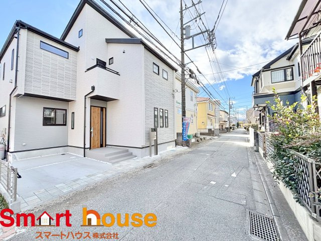 【前面道路含む現地写真】 | 相模原市中央区緑が丘　新築1棟 | 外壁が周囲の街並みと青空に生えるお洒落な仕上がり！周囲には高い建物のないエリア。青い空が大きく感じますね。