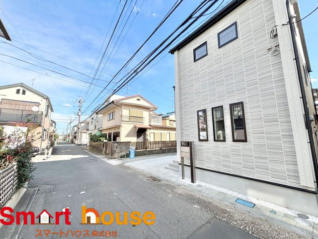 相模原市中央区緑が丘　新築1棟の前面道路含む現地写真|お住まいの前面道路が広いと駐車が楽になり、陽当たりも遮られないので明るく居心地の良いお家になります♪