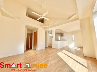 【居間・リビング】 | 相模原市中央区緑が丘　新築1棟 | 室内にいても、たっぷりの陽光と爽やかな風を感じて頂ける、開放感あふれるリビングです。
ご家族と穏やかに過ごす、心地の良い時間が流れます。