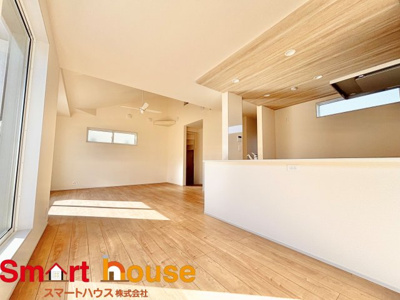 【居間・リビング】 | 相模原市中央区緑が丘　新築1棟 | 忙しい朝もしっかり家族が揃って食事をして頂けるゆとりある大きさのダイニングスペース。奥様が作る手料理をたくさん並べて頂き、テーブルで囲む健やかな食事の時間を存分に愉しんで下さい。