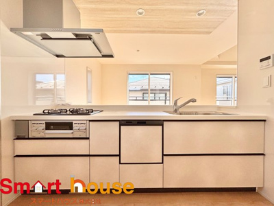 【キッチン】 | 相模原市中央区緑が丘　新築1棟 | ダイニングからワークスペースを見渡せる、見せるキッチン。ダイニングとの空間のつながりが、スペースのゆとりを生み出します♪