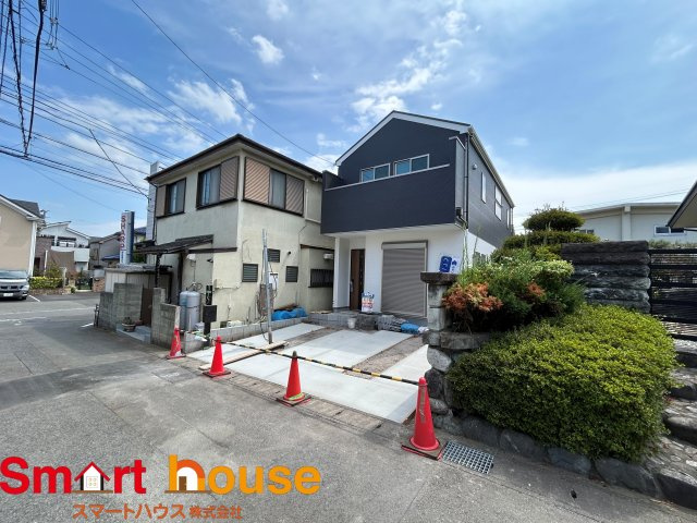 綾瀬市大上　1号棟の前面道路含む現地写真|お住まいの前面道路が広いと駐車が楽になり、陽当たりも遮られないので明るく居心地の良いお家になります♪