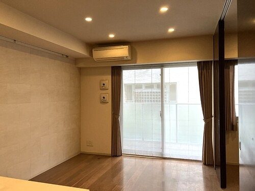 イクサージュ目黒の居間・リビング|リビングダイニング　※内装前、カーテン撤去予定