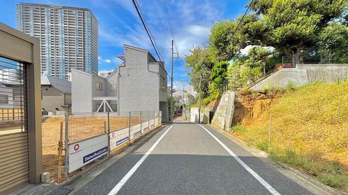 【前面道路含む現地写真】