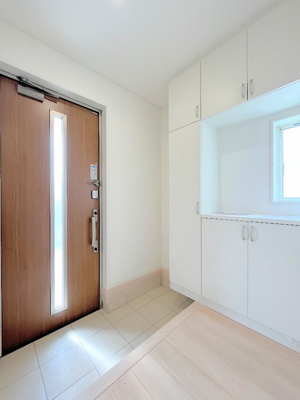 【内観：施工例】 | ◆大和市福田新築住宅◆ | 【モデルルーム】◆光の渦が溢れた明るい玄関ホール。「おかえり」と「ただいま」が交差するお家の顔とも言える場所は爽やかで心地良い空間となっています。すっきり片付いた玄関で来客時にも自信が持てそう。