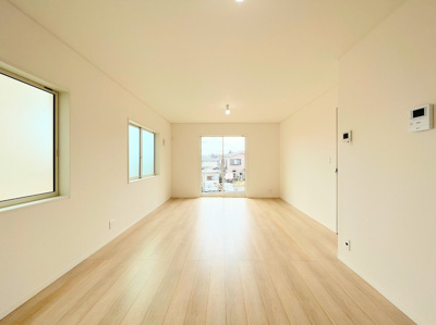 【内観：施工例】 | ◆大和市福田新築住宅◆ | 【モデルルーム】◆ご家族の会話がはずむ、開放的なＬＤＫです。休日はお陽さまの光をたっぷりととりこめるぽかぽかリビングで過ごしませんか？