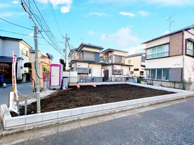 【前面道路含む現地写真】 | ◆大和市福田新築住宅◆ | ◆堂々たる趣ながら、主張し過ぎずどこか余裕を感じさせるシャープなフォルムで佇む邸宅は、晴天の空と照らし合わせる事で、本来あるべき完成形の姿を見せてくれます。