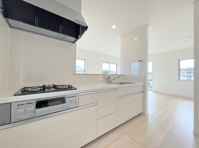 【内観：施工例】 | ◆大和市福田新築住宅◆ | 【モデルルーム】◆ご家族みんなで調理ができる位のスペースを実現したキッチン空間となっております。みんなで作った料理を召し上がりながらの会話は、どのような物になるのでしょうか。