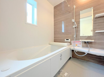 【内観：施工例】 | ◆大和市福田新築住宅◆ | 【モデルルーム】◆モダンデザインの空間が気持ちよさを高めてくれるバスルーム。すっきりとした清潔感の中に都会的なセンスが感じられ、心身をリフレッシュできる寛ぎを深めてくれるスペースです。