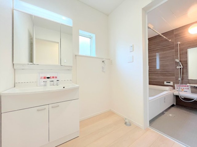【内観：施工例】 | ◆大和市福田新築住宅◆ | 【モデルルーム】◆ご家族の1日が始まり、1日が終わりを締めくくる洗面空間。洗濯機を配置しても十分なスペースを確保した設計となっております。