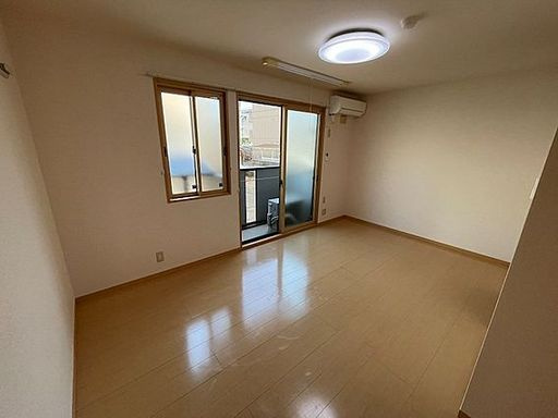 ロイヤルコート2の居間・リビング