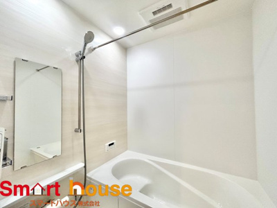 【浴室】 | 川崎市麻生区東百合丘1丁目　平屋1棟 | アクセントパネルで落ち着きのある雰囲気を演出したバスルーム♪毎日の疲れを癒やすバスタイムをお楽しみ下さい！浴室換気乾燥暖房機付きで、ジメジメした季節や雨の日には、浴室内干しも可能！