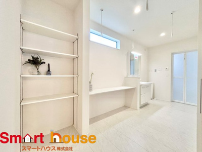 【収納】 | 川崎市麻生区東百合丘1丁目　平屋1棟 | 洗面台横に収納があるのでシャンプーやお風呂用品など色々な物を収納していただけます！収納が近くにあると手間も減って嬉しいですね♪