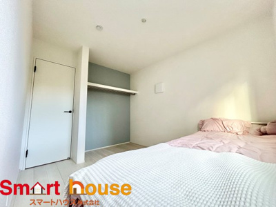 【洋室】 | 川崎市麻生区東百合丘1丁目　平屋1棟 | クローゼットのある住まいで収納上手な生活を実現！箱物や思い出の品もたっぷり収納できますので、整理整頓もスムーズに。居室空間をより広々と使えます！