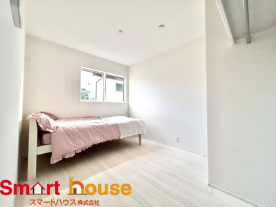 【洋室】 | 川崎市麻生区東百合丘1丁目　平屋1棟 | 通風・採光にも優れ、心地よい光と風があふれています。 贅沢といえるほどの豊かな居住性と、プライドを満たすクオリティが見事に調和した住空間。新築戸建でなければ体感できないひとときをご体感頂ける筈です。