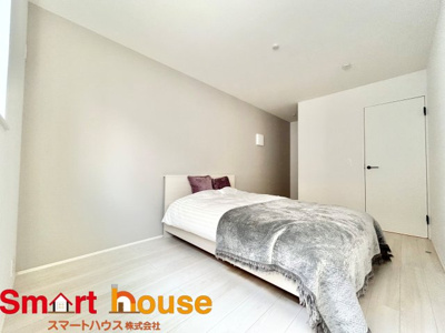 【洋室】 | 川崎市麻生区東百合丘1丁目　平屋1棟 | 広々とした居住空間は日々の暮らしを彩り、心のやすらぎと満足感を与えてくれます。通風と採光を考慮した設計は子供たちはのびのび育ち、家族でくつろぎと団らんを生み出します。