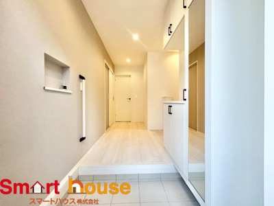 【玄関】 | 川崎市麻生区東百合丘1丁目　平屋1棟 | 上質感漂う玄関へのアプローチ。居住者の帰り、訪れる方を優しく迎える・安らぎに満ちた生活空間を予感させる。健やかな暮らしを楽しめそう♪