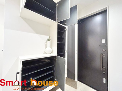 【収納】 | 川崎市麻生区東百合丘1丁目　平屋1棟 | 大型のシューズボックスがあるだけで靴を収集している方も大家族でも安心！
置きっぱなしの靴を収納できるので玄関がスッキリ！