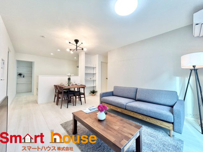 【居間・リビング】 | 川崎市麻生区東百合丘1丁目　平屋1棟 | 室内にいても、たっぷりの陽光と爽やかな風を感じて頂ける、開放感あふれるリビングです。
ご家族と穏やかに過ごす、心地の良い時間が流れます。