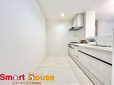 【キッチン】 | 川崎市麻生区東百合丘1丁目　平屋1棟 | 幅広いキッチンに冷蔵庫、カップボードなどを設置しても楽々と料理できます！
スペースにゆとりがあると気持ちもいいですね♪