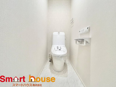 【トイレ】 | 川崎市麻生区東百合丘1丁目　平屋1棟 | 節水型でエコなトイレには、今では当たり前のウォシュレット付き。便座を温める機能もついていて、居心地良くてトイレから出られなくなるかも！換気用に換気扇はもちろん、窓も着いているので常に快適ですね♪