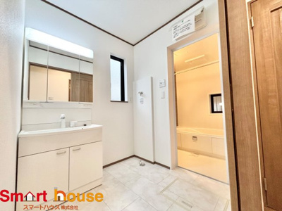 【独立洗面台】 | 相模原市南区東大沼2丁目　全2棟 | ゆとりの洗面スペースで朝の身支度も快適スムーズに。３面鏡で髪のセットやお化粧もストレスなくこなせ、朝から気分良く通勤通学に向かえそうですね！鏡の裏にはたっぷりと収納スペースを標準装備！
