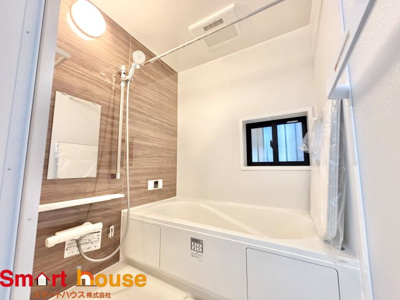 【浴室】 | 相模原市南区東大沼2丁目　全2棟 | 一日の疲れを癒してくれる場所なので、快適に過ごして頂く為にゆったりサイズのバスタブを用意しました。是非半身浴をお楽しみ下さい。空気が籠らない様に小窓も設置しております。
