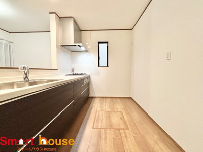 【キッチン】 | 相模原市南区東大沼2丁目　全2棟 | 幅広いキッチンに冷蔵庫、カップボードなどを設置しても楽々と料理できます！
スペースにゆとりがあると気持ちもいいですね♪
