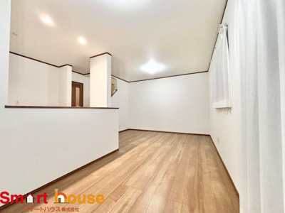 【居間・リビング】 | 相模原市南区東大沼2丁目　全2棟 | 忙しい朝もしっかり家族が揃って食事をして頂けるゆとりある大きさのダイニングスペース。奥様が作る手料理をたくさん並べて頂き、テーブルで囲む健やかな食事の時間を存分に愉しんで下さい。 
