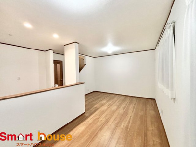 【居間・リビング】 | 相模原市南区東大沼2丁目　全2棟 | ご家族みんなで長い時間を過ごすリビングは一番居心地のいいものであって欲しいですね。開放感のある広々リビングに光と風を呼び込みます。収納も多く快適な住空間を実現します。
