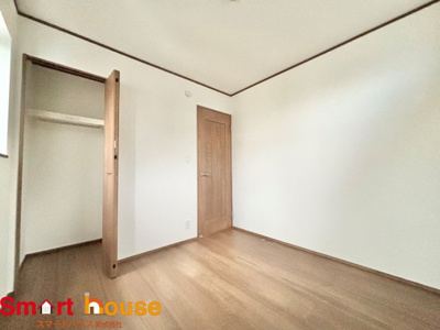 【洋室】 | 相模原市南区東大沼2丁目　全2棟 | 充分な広さと収納機能を備えた部屋はお子様の自発性と成長を促します。お子様の成長を支える、勉強や好きなことに没頭する学びの空間にいかがですか？
