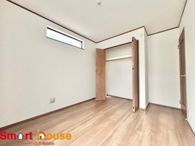 【洋室】 | 相模原市南区東大沼2丁目　全2棟 | 大きな窓からたっぷりと陽光が注がれる明るい空間。家族の成長に対応できる永住仕様の間取り。一日の疲れをいやしてくれる主寝室。時を忘れて過ごす場所として過ごせるお部屋。
