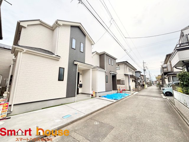 相模原市南区東大沼2丁目　全2棟の前面道路含む現地写真|お住まいの前面道路が広いと駐車が楽になり、陽当たりも遮られないので明るく居心地の良いお家になります♪
