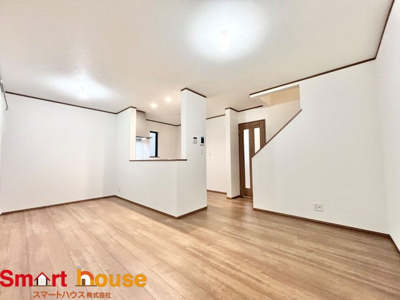 【居間・リビング】 | 相模原市南区東大沼2丁目　全2棟 | 室内にいても、たっぷりの陽光と爽やかな風を感じて頂ける、開放感あふれるリビングです。
ご家族と穏やかに過ごす、心地の良い時間が流れます。
