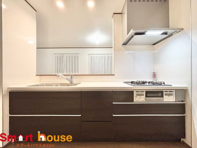 【キッチン】 | 相模原市南区東大沼2丁目　全2棟 | 本を読みながら料理をしたり、家族とコミュニケーションを取りながら家事をしたり。毎日必ず使い、案外長い時間を過ごす場所だからこそ妥協したくない部分ですね♪
