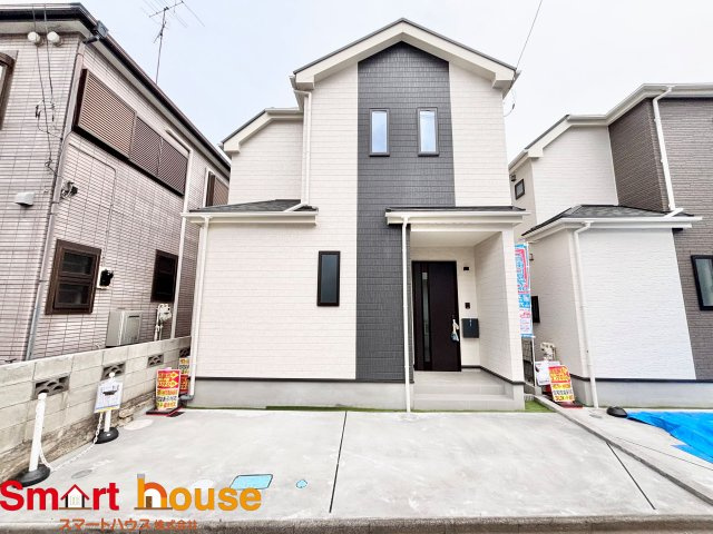 相模原市南区東大沼2丁目　全2棟の前面道路含む現地写真|外壁が周囲の街並みと青空に生えるお洒落な仕上がり！周囲には高い建物のないエリア。青い空が大きく感じますね。
