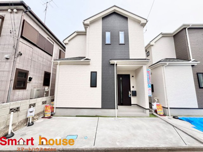 【前面道路含む現地写真】 | 相模原市南区東大沼2丁目　全2棟 | 外壁が周囲の街並みと青空に生えるお洒落な仕上がり！周囲には高い建物のないエリア。青い空が大きく感じますね。
