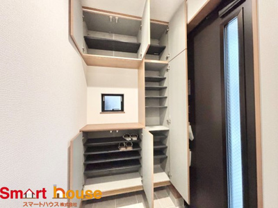 【玄関】 | 相模原市南区東大沼2丁目　全2棟 | 大型のシューズボックスがあるだけで靴を収集している方も大家族でも安心！
置きっぱなしの靴を収納できるので玄関がスッキリ！
